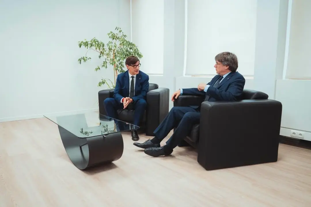 FOTOGRAFÍA. BRUSELAS (BÉLGICA), 02 DE SEPTIEMBRE DE 2025. Las primeras humillantes imágenes de la reunión entre el actual presidente del Gobierno de la Generalidad de Cataluña, exministro de sanidad del Gobierno de Pedro Sánchez Pérez-Castejón (PSOE) y líder del Partido Socialista en Cataluña (PSOE/PSC), Salvador Illa Roca (i); y el prófugo de la Justicia española y líder de Junts per Catalunya (JxCat) y expresidente del Gobierno catalán, Carles Puigdemont Casamajó (d). Ambos individuos ultras iniciaron este martes su reunión en la "embajada catalana", llamada con el eufemismo Delegación de la Generalitat de Catalunya ante la Unión Europea, en Bruselas (Bélgica), el primer encuentro entre estos dos personajes desde que el secretario general del Partido Socialista en Cataluña (PSC/PSOE) asumió el cargo de nuevo presidente del Gobierno regional. Lasvocesdelpueblo (Ñ Pueblo)
