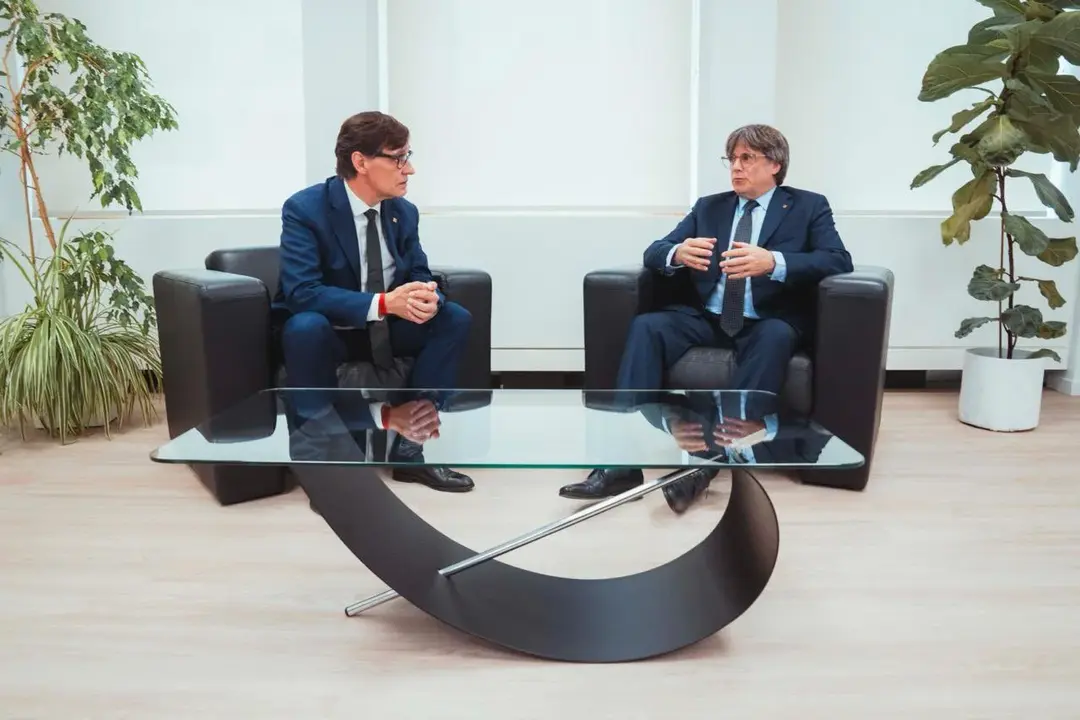 FOTOGRAFÍA. BRUSELAS (BÉLGICA), 02 DE SEPTIEMBRE DE 2025. Las primeras humillantes imágenes de la reunión entre el actual presidente del Gobierno de la Generalidad de Cataluña, exministro de sanidad del Gobierno de Pedro Sánchez Pérez-Castejón (PSOE) y líder del Partido Socialista en Cataluña (PSOE/PSC), Salvador Illa Roca (i); y el prófugo de la Justicia española y líder de Junts per Catalunya (JxCat) y expresidente del Gobierno catalán, Carles Puigdemont Casamajó (d). Ambos individuos ultras iniciaron este martes su reunión en la "embajada catalana", llamada con el eufemismo Delegación de la Generalitat de Catalunya ante la Unión Europea, en Bruselas (Bélgica), el primer encuentro entre estos dos personajes desde que el secretario general del Partido Socialista en Cataluña (PSC/PSOE) asumió el cargo de nuevo presidente del Gobierno regional. Lasvocesdelpueblo (Ñ Pueblo)