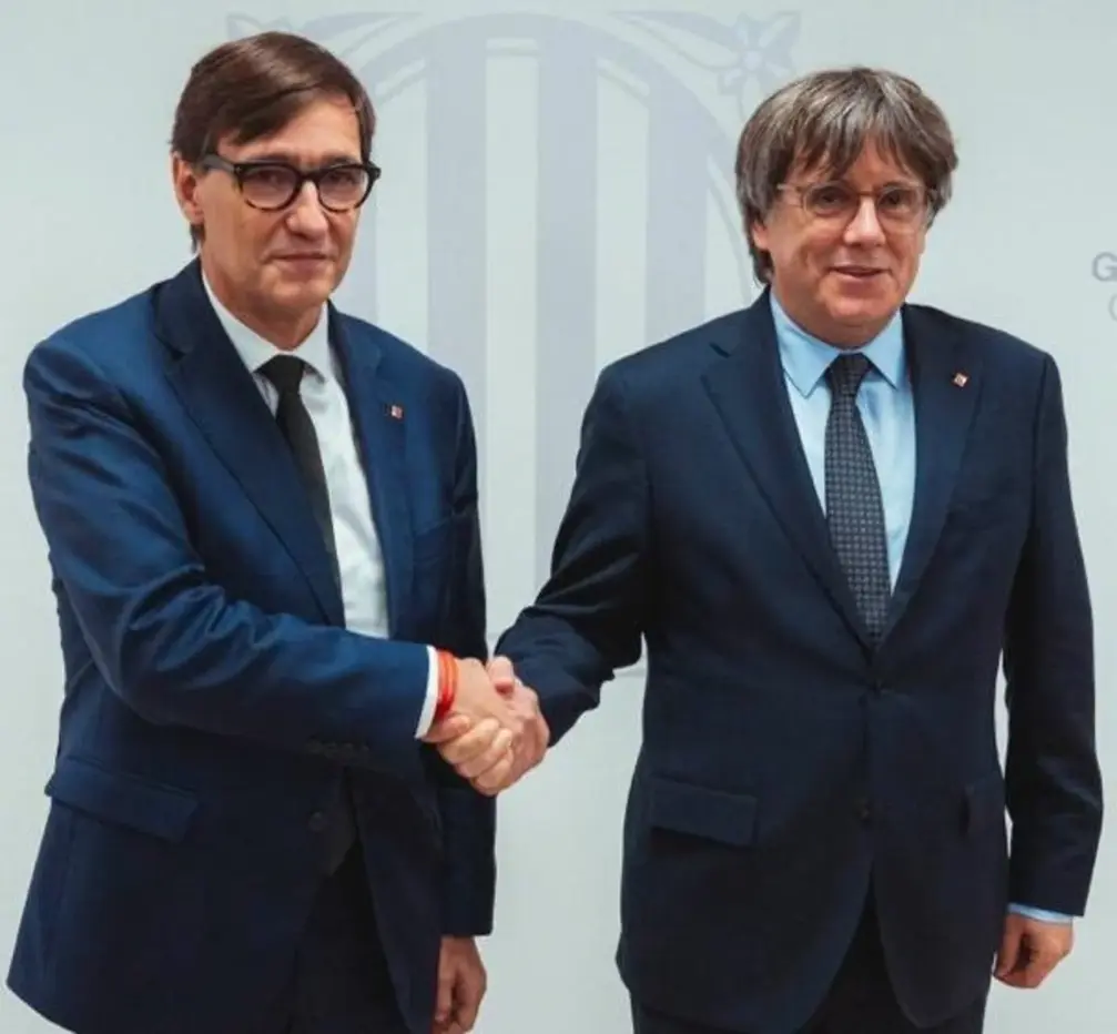 FOTOGRAFÍA. BRUSELAS (BÉLGICA), 02 DE SEPTIEMBRE DE 2025. Las primeras humillantes imágenes de la reunión entre el actual presidente del Gobierno de la Generalidad de Cataluña, exministro de sanidad del Gobierno de Pedro Sánchez Pérez-Castejón (PSOE) y líder del Partido Socialista en Cataluña (PSOE/PSC), Salvador Illa Roca (i); y el prófugo de la Justicia española y líder de Junts per Catalunya (JxCat) y expresidente del Gobierno catalán, Carles Puigdemont Casamajó (d). Ambos individuos ultras iniciaron este martes su reunión en la "embajada catalana", llamada con el eufemismo Delegación de la Generalitat de Catalunya ante la Unión Europea, en Bruselas (Bélgica), el primer encuentro entre estos dos personajes desde que el secretario general del Partido Socialista en Cataluña (PSC/PSOE) asumió el cargo de nuevo presidente del Gobierno regional. Lasvocesdelpueblo (Ñ Pueblo)