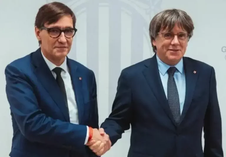 FOTOGRAFÍA. BRUSELAS (BÉLGICA), 02 DE SEPTIEMBRE DE 2025. Las primeras humillantes imágenes de la reunión entre el actual presidente del Gobierno de la Generalidad de Cataluña, exministro de sanidad del Gobierno de Pedro Sánchez Pérez-Castejón (PSOE) y líder del Partido Socialista en Cataluña (PSOE/PSC), Salvador Illa Roca (i); y el prófugo de la Justicia española y líder de Junts per Catalunya (JxCat) y expresidente del Gobierno catalán, Carles Puigdemont Casamajó (d). Ambos individuos ultras iniciaron este martes su reunión en la "embajada catalana", llamada con el eufemismo Delegación de la Generalitat de Catalunya ante la Unión Europea, en Bruselas (Bélgica), el primer encuentro entre estos dos personajes desde que el secretario general del Partido Socialista en Cataluña (PSC/PSOE) asumió el cargo de nuevo presidente del Gobierno regional. Lasvocesdelpueblo (Ñ Pueblo)