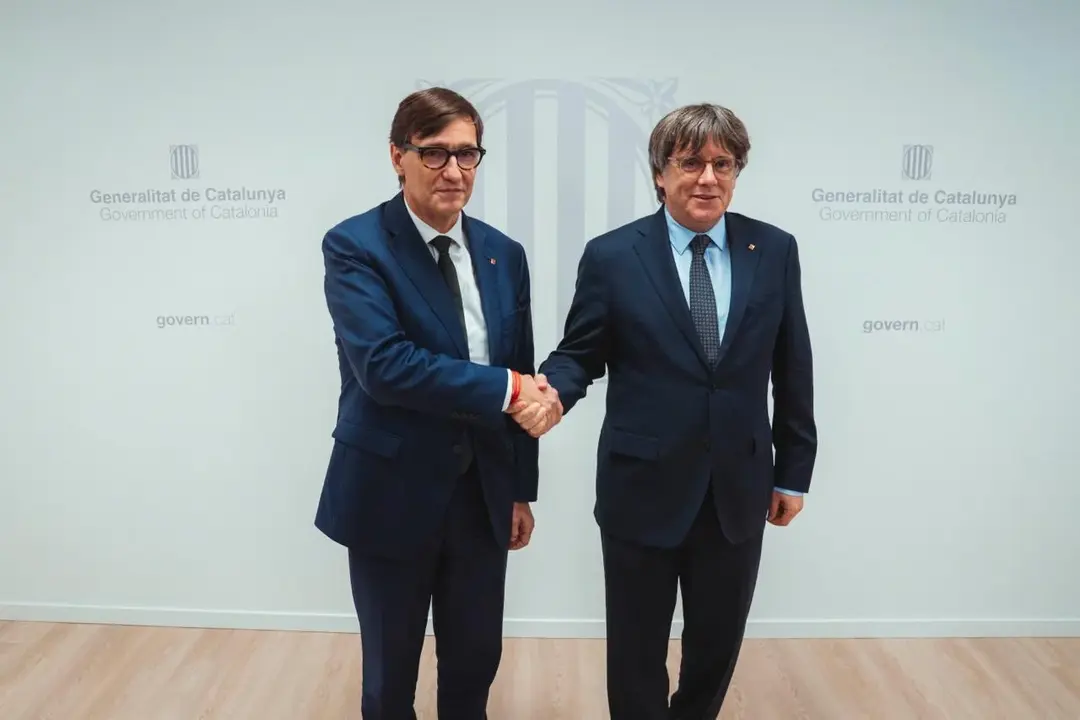 FOTOGRAFÍA. BRUSELAS (BÉLGICA), 02 DE SEPTIEMBRE DE 2025. Las primeras humillantes imágenes de la reunión entre el actual presidente del Gobierno de la Generalidad de Cataluña, exministro de sanidad del Gobierno de Pedro Sánchez Pérez-Castejón (PSOE) y líder del Partido Socialista en Cataluña (PSOE/PSC), Salvador Illa Roca (i); y el prófugo de la Justicia española y líder de Junts per Catalunya (JxCat) y expresidente del Gobierno catalán, Carles Puigdemont Casamajó (d). Ambos individuos ultras iniciaron este martes su reunión en la "embajada catalana", llamada con el eufemismo Delegación de la Generalitat de Catalunya ante la Unión Europea, en Bruselas (Bélgica), el primer encuentro entre estos dos personajes desde que el secretario general del Partido Socialista en Cataluña (PSC/PSOE) asumió el cargo de nuevo presidente del Gobierno regional. Lasvocesdelpueblo (Ñ Pueblo)