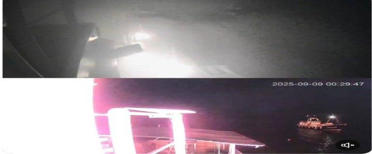 FOTOGRAFÍA. AGUAS INTERNACIONALES DE TÚNEZ (ÁFRICA), 09 DE SEPTIEMBRE DE 2025. Los antisemitas de uno de los barcos que forma parte de la flotilla nazi-islamista, que se dirige a Gaza, según la propaganda antiisraelí del antisemitismo internacional, para "romper el asedio" en la Franja gazatí, afirman en las imágenes que su "barco fue atacado por un dron". Captura video/Lasvocesdelpueblo (Ñ Pueblo)