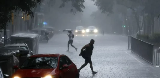FOTOGRAFÍA. BARCELONA (CATALUÑA) REINO DE ESPAÑA, 12 DE JULIO DE 2025. Detalle de un imagen de una calle del centro de Barcelona durante una tormenta hoy, 12 de julio de 2025. Efe