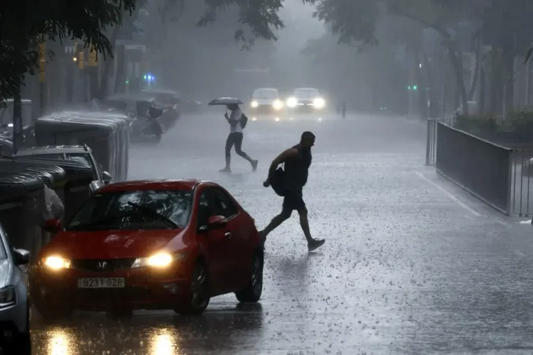 FOTOGRAFÍA. BARCELONA (CATALUÑA) REINO DE ESPAÑA, 12 DE JULIO DE 2025. Detalle de un imagen de una calle del centro de Barcelona durante una tormenta hoy, 12 de julio de 2025. Efe
