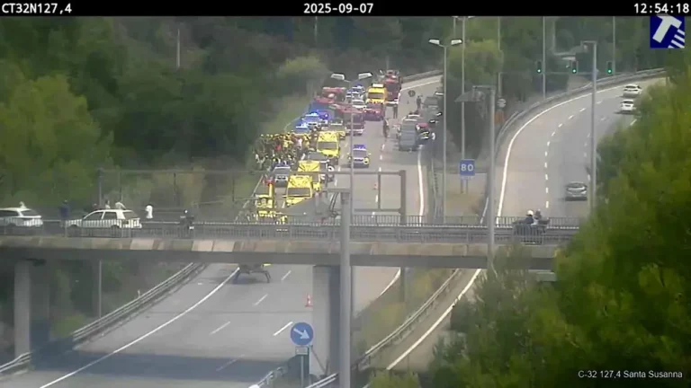 FOTOGRAFÍA. SANTA SUSANA (BARCELONA) CATALUÑA 8REINO DE ESPAÑA, 07 DE SEPTIEMBRE DE 2025. Un autocar en el que viajaban unos 70 turistas ha volcado y se ha salido de la carretera cuando circulaba por la autopista C-32 a la altura de Santa Susanna (Barcelona), aunque la mayoría de viajeros ha salido del vehículo por su propio pie, según los Bomberos de la Generalitat. Servei de Transit/Efe