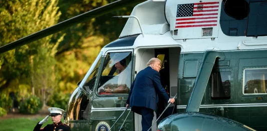 FOTOGRAFÍA. WASHINGTON (ESTADOS UNIDOS DE AMÉRICA, EEUU), 23 DE SEPTIEMBRE DE 2025. El líder del mundo libre, 45º y 47º presidente de United States of América (USA), jefe de filas de la formación patriota estadounidense Partido Republicano, Donald John Trump, interviene hoy en la 80ª Sesión de la Asamblea General de la Organización de las Naciones Unidas (ONU) en Nueva York (United States of America, USA). Detalle de momento en que Trump abandona Washington rumbo a Nueva York. Lasvocesdelpueblo (Ñ Pueblo).