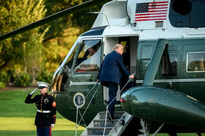 FOTOGRAFÍA. WASHINGTON (ESTADOS UNIDOS DE AMÉRICA, EEUU), 23 DE SEPTIEMBRE DE 2025. El líder del mundo libre, 45º y 47º presidente de United States of América (USA), jefe de filas de la formación patriota estadounidense Partido Republicano, Donald John Trump, interviene hoy en la 80ª Sesión de la Asamblea General de la Organización de las Naciones Unidas (ONU) en Nueva York (United States of America, USA). Detalle de momento en que Trump abandona Washington rumbo a Nueva York. Lasvocesdelpueblo (Ñ Pueblo).