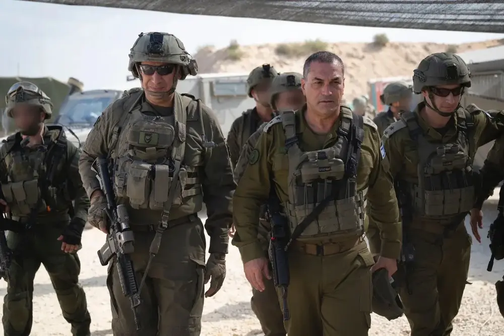 FOTOGRAFÍA. CIUDAD DE GAZA (FRANJA DE GAZA), 16 DE SEPTIEMBRE DE 2025. El ministro de Defensa de israel, Israel Katz; y el jefe del Estado Mayor del Tzáhal, teniente general Eyal Zamir; confirman el inicio de la "Operación Carrozas de Gedeón II" del Ejército israelí Tzáhal sobre Ciudad de Gaza, una ciudad convertida en el bastión de nazi de Hamás ISIS y sus compinches antisemitas y neonazi, como Yihad Islámica Palestina. El objetivo es rescatar o recuperar a los 48 rehenes restantes y desarmar a Hamás ISIS o eliminarlo para siempre de Gaza. "Los residentes de Gaza tuvieron que desplazarse al sur para su protección". "Si Hamás ISIS no libera a los rehenes y se desarma, Gaza será destruida y se convertirá en un monumento a las atrocidades y asesinos de Hamás ISIS". Así advirtió el ministro de Defensa de Israel; Israel Katz. Lasvocesdelpueblo (Ñ Pueblo)
