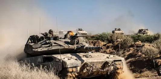 FOTOGRAFÍA. CIUDAD DE GAZA (FRANJA DE GAZA), 16 DE SEPTIEMBRE DE 2025. El ministro de Defensa de israel, Israel Katz; y el jefe del Estado Mayor del Tzáhal, teniente general Eyal Zamir; confirman el inicio de la "Operación Carrozas de Gedeón II" del Ejército israelí Tzáhal sobre Ciudad de Gaza, una ciudad convertida en el bastión de nazi de Hamás ISIS y sus compinches antisemitas y neonazi, como Yihad Islámica Palestina. El objetivo es rescatar o recuperar a los 48 rehenes restantes y desarmar a Hamás ISIS o eliminarlo para siempre de Gaza. "Los residentes de Gaza tuvieron que desplazarse al sur para su protección". "Si Hamás ISIS no libera a los rehenes y se desarma, Gaza será destruida y se convertirá en un monumento a las atrocidades y asesinos de Hamás ISIS". Así advirtió el ministro de Defensa de Israel; Israel Katz. Lasvocesdelpueblo (Ñ Pueblo)