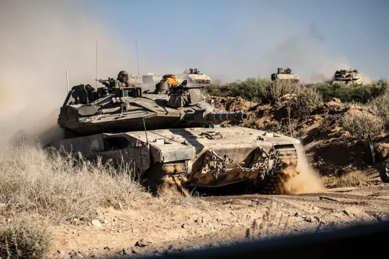 FOTOGRAFÍA. CIUDAD DE GAZA (FRANJA DE GAZA), 16 DE SEPTIEMBRE DE 2025. El ministro de Defensa de israel, Israel Katz; y el jefe del Estado Mayor del Tzáhal, teniente general Eyal Zamir; confirman el inicio de la "Operación Carrozas de Gedeón II" del Ejército israelí Tzáhal sobre Ciudad de Gaza, una ciudad convertida en el bastión de nazi de Hamás ISIS y sus compinches antisemitas y neonazi, como Yihad Islámica Palestina. El objetivo es rescatar o recuperar a los 48 rehenes restantes y desarmar a Hamás ISIS o eliminarlo para siempre de Gaza. "Los residentes de Gaza tuvieron que desplazarse al sur para su protección". "Si Hamás ISIS no libera a los rehenes y se desarma, Gaza será destruida y se convertirá en un monumento a las atrocidades y asesinos de Hamás ISIS". Así advirtió el ministro de Defensa de Israel; Israel Katz. Lasvocesdelpueblo (Ñ Pueblo)