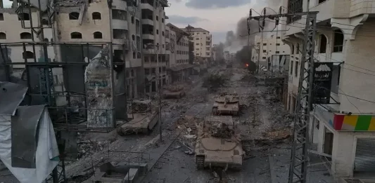 FOTOGRAFÍA. CIUDAD DE GAZA (FRANJA DE GAZA), 16 DE SEPTIEMBRE DE 2025. El ministro de Defensa de israel, Israel Katz; y el jefe del Estado Mayor del Tzáhal, teniente general Eyal Zamir; confirman el inicio de la "Operación Carrozas de Gedeón II" del Ejército israelí Tzáhal sobre Ciudad de Gaza, una ciudad convertida en el bastión de nazi de Hamás ISIS y sus compinches antisemitas y neonazi, como Yihad Islámica Palestina. El objetivo es rescatar o recuperar a los 48 rehenes restantes y desarmar a Hamás ISIS o eliminarlo para siempre de Gaza. "Los residentes de Gaza tuvieron que desplazarse al sur para su protección". "Si Hamás ISIS no libera a los rehenes y se desarma, Gaza será destruida y se convertirá en un monumento a las atrocidades y asesinos de Hamás ISIS". Así advirtió el ministro de Defensa de Israel; Israel Katz. Lasvocesdelpueblo (Ñ Pueblo)