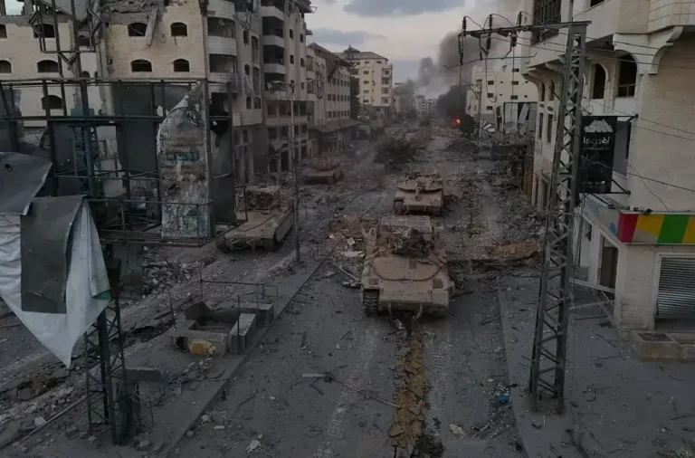 FOTOGRAFÍA. CIUDAD DE GAZA (FRANJA DE GAZA), 16 DE SEPTIEMBRE DE 2025. El ministro de Defensa de israel, Israel Katz; y el jefe del Estado Mayor del Tzáhal, teniente general Eyal Zamir; confirman el inicio de la "Operación Carrozas de Gedeón II" del Ejército israelí Tzáhal sobre Ciudad de Gaza, una ciudad convertida en el bastión de nazi de Hamás ISIS y sus compinches antisemitas y neonazi, como Yihad Islámica Palestina. El objetivo es rescatar o recuperar a los 48 rehenes restantes y desarmar a Hamás ISIS o eliminarlo para siempre de Gaza. "Los residentes de Gaza tuvieron que desplazarse al sur para su protección". "Si Hamás ISIS no libera a los rehenes y se desarma, Gaza será destruida y se convertirá en un monumento a las atrocidades y asesinos de Hamás ISIS". Así advirtió el ministro de Defensa de Israel; Israel Katz. Lasvocesdelpueblo (Ñ Pueblo)