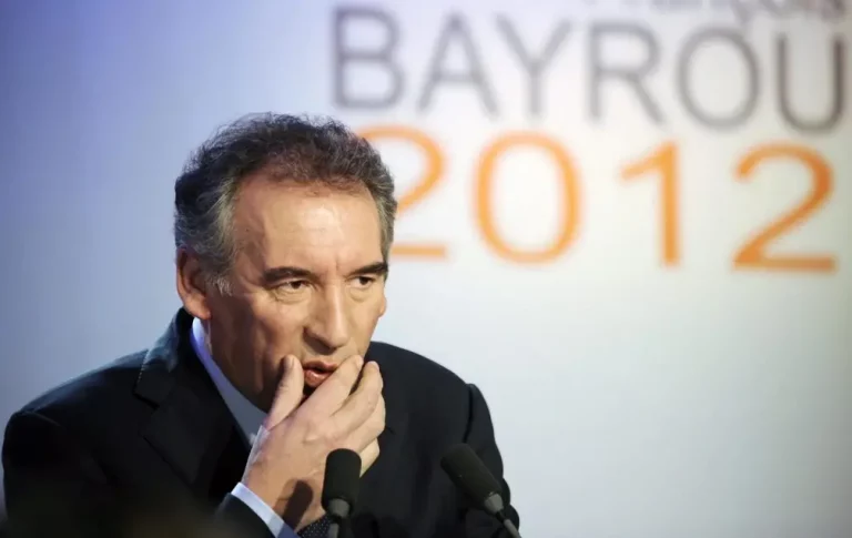 FOTOGRAFÍA. PARÍS (FRANCIA), 03 DE ENERO DE 2012/FECHA REALACIONADA, 07 DE SEPTIEMBRE DE 2025. En la imagen con fecha 3 de enero de 20212, el actual primer ministro de la República de Francia, Francois Bayrou, quien previsiblemente será cesado por parte del Parlamento francés el próximo lunes, 9 de septiembre de 2025. Efe