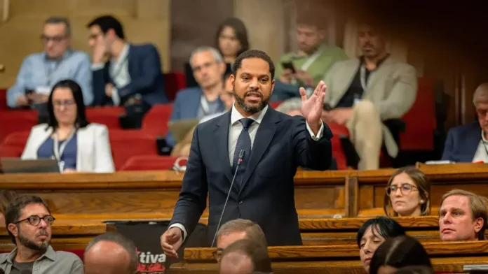 FOTOGRAFÍA. BARCELONA (REINO DE ESPAÑA), 30 DE SEPTIEMBRE DE 2025. El presidente del Grupo Parlamentario de VOX en el Parlamento de Cataluña y secretario general de VOX, Ignacio Garriga Vaz de Conceiçao, registrado este martes durante una sesión de la Cámara autonómica catalana. Lasvocesdelpueblo (Ñ Pueblo)
