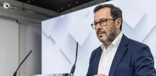 FOTOGRAFÍA. MADRID (REINO DE ESPAÑA), 08 DE SEPTIEMBRE DE 2025. El portavoz nacional de VOX, Juan Antonio Fúster Lamelas, registrado este lunes en rueda de prensa. Lasvocesdelpueblo (Ñ Pueblo)
