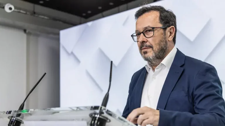 FOTOGRAFÍA. MADRID (REINO DE ESPAÑA), 08 DE SEPTIEMBRE DE 2025. El portavoz nacional de VOX, Juan Antonio Fúster Lamelas, registrado este lunes en rueda de prensa. Lasvocesdelpueblo (Ñ Pueblo)