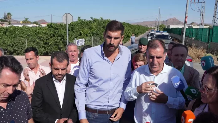 FOTOGRAFÍA. MURCIA (REGIÓN DE MURCIA), 09 DE SEPTIEMBRE DE 2025. El presidente de VOX en la Región de Murcia y portavoz del Grupo Parlamentario de VOX en la  Asamblea Regional de Murcia, José Ángel Antelo Paredes, junto al portavoz nacional de Inmigración, Interior y Seguridad, Samuel Vázquez Álvarez, ha comparecido este miércoles cerca del centro de inmigrantes ilegales Menores Extranjeros No Acompañados (MENA) de la pedanía de Santa Cruz (Murcia), donde un grupo reducido de al menos cinco "idiotas" de izquierda extrema y extrema izquierda se había reunido para intentar romper la atención pacífica a la prensa sobre el cierre de este centro anunciado para septiembre de 2025, gracias a la guerra de VOX contra los negreros del siglo XXI. Lasvocesdelpueblo (Ñ Pueblo)