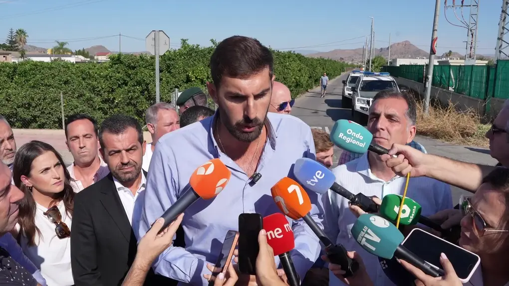 FOTOGRAFÍA. MURCIA (REGIÓN DE MURCIA), 09 DE SEPTIEMBRE DE 2025. El presidente de VOX en la Región de Murcia y portavoz del Grupo Parlamentario de VOX en la  Asamblea Regional de Murcia, José Ángel Antelo Paredes, junto al portavoz nacional de Inmigración, Interior y Seguridad, Samuel Vázquez Álvarez, ha comparecido este miércoles cerca del centro de inmigrantes ilegales Menores Extranjeros No Acompañados (MENA) de la pedanía de Santa Cruz (Murcia), donde un grupo reducido de al menos cinco "idiotas" de izquierda extrema y extrema izquierda se había reunido para intentar romper la atención pacífica a la prensa sobre el cierre de este centro anunciado para septiembre de 2025, gracias a la guerra de VOX contra los negreros del siglo XXI. Lasvocesdelpueblo (Ñ Pueblo)