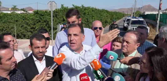 FOTOGRAFÍA. MURCIA (REGIÓN DE MURCIA), 09 DE SEPTIEMBRE DE 2025. El presidente de VOX en la Región de Murcia y portavoz del Grupo Parlamentario de VOX en la  Asamblea Regional de Murcia, José Ángel Antelo Paredes, junto al portavoz nacional de Inmigración, Interior y Seguridad, Samuel Vázquez Álvarez (c), ha comparecido este miércoles cerca del centro de inmigrantes ilegales Menores Extranjeros No Acompañados (MENA) de la pedanía de Santa Cruz (Murcia), donde un grupo reducido de al menos cinco "idiotas" de izquierda extrema y extrema izquierda se había reunido para intentar romper la atención pacífica a la prensa sobre el cierre de este centro anunciado para septiembre de 2025, gracias a la guerra de VOX contra los negreros del siglo XXI. Lasvocesdelpueblo (Ñ Pueblo)
