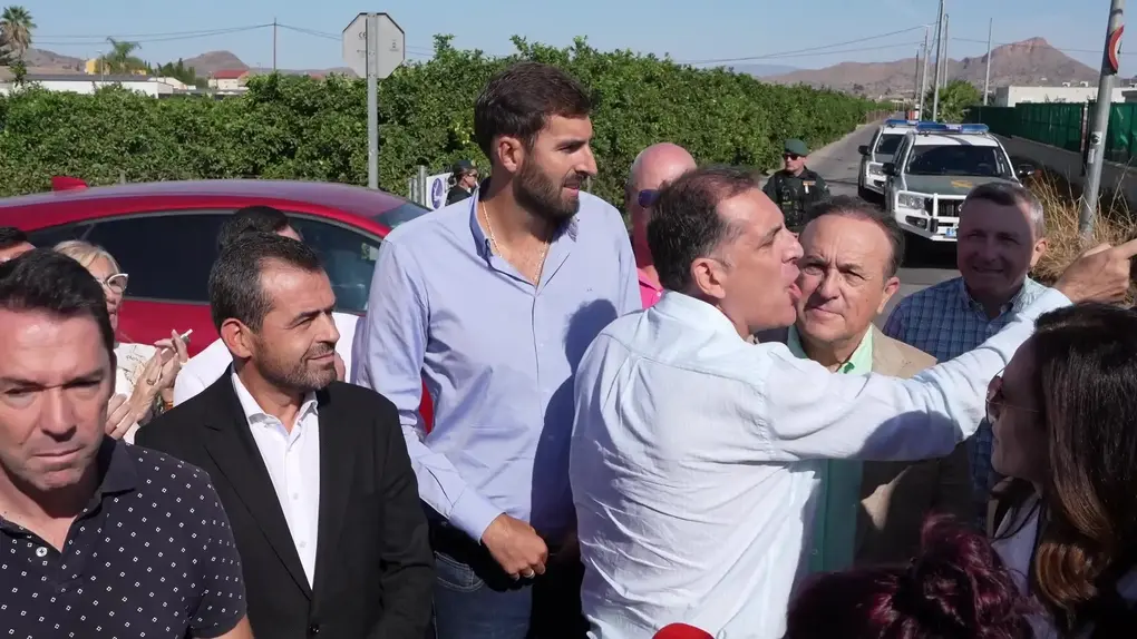 FOTOGRAFÍA. MURCIA (REGIÓN DE MURCIA), 09 DE SEPTIEMBRE DE 2025. El presidente de VOX en la Región de Murcia y portavoz del Grupo Parlamentario de VOX en la  Asamblea Regional de Murcia, José Ángel Antelo Paredes, junto al portavoz nacional de Inmigración, Interior y Seguridad, Samuel Vázquez Álvarez (c), ha comparecido este miércoles cerca del centro de inmigrantes ilegales Menores Extranjeros No Acompañados (MENA) de la pedanía de Santa Cruz (Murcia), donde un grupo reducido de al menos cinco "idiotas" de izquierda extrema y extrema izquierda se había reunido para intentar romper la atención pacífica a la prensa sobre el cierre de este centro anunciado para septiembre de 2025, gracias a la guerra de VOX contra los negreros del siglo XXI. Lasvocesdelpueblo (Ñ Pueblo)