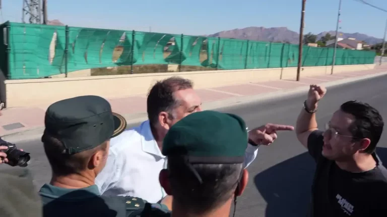 FOTOGRAFÍA. MURCIA (REGIÓN DE MURCIA), 09 DE SEPTIEMBRE DE 2025. El presidente de VOX en la Región de Murcia y portavoz del Grupo Parlamentario de VOX en la  Asamblea Regional de Murcia, José Ángel Antelo Paredes, junto al portavoz nacional de Inmigración, Interior y Seguridad, Samuel Vázquez Álvarez (i), ha comparecido este miércoles cerca del centro de inmigrantes ilegales Menores Extranjeros No Acompañados (MENA) de la pedanía de Santa Cruz (Murcia), donde un grupo reducido de al menos cinco "idiotas" de izquierda extrema y extrema izquierda (d) se había reunido para intentar romper la atención pacífica a la prensa sobre el cierre de este centro anunciado para septiembre de 2025, gracias a la guerra de VOX contra los negreros del siglo XXI. Lasvocesdelpueblo (Ñ Pueblo)