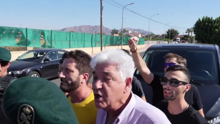 FOTOGRAFÍA. MURCIA (REGIÓN DE MURCIA), 09 DE SEPTIEMBRE DE 2025. El presidente de VOX en la Región de Murcia y portavoz del Grupo Parlamentario de VOX en la  Asamblea Regional de Murcia, José Ángel Antelo Paredes, junto al portavoz nacional de Inmigración, Interior y Seguridad, Samuel Vázquez Álvarez, ha comparecido este miércoles cerca del centro de inmigrantes ilegales Menores Extranjeros No Acompañados (MENA) de la pedanía de Santa Cruz (Murcia), donde un grupo reducido de al menos cinco "idiotas" de izquierda extrema y extrema izquierda (en la imagen) se había reunido para intentar romper la atención pacífica a la prensa sobre el cierre de este centro anunciado para septiembre de 2025, gracias a la guerra de VOX contra los negreros del siglo XXI. Lasvocesdelpueblo (Ñ Pueblo)