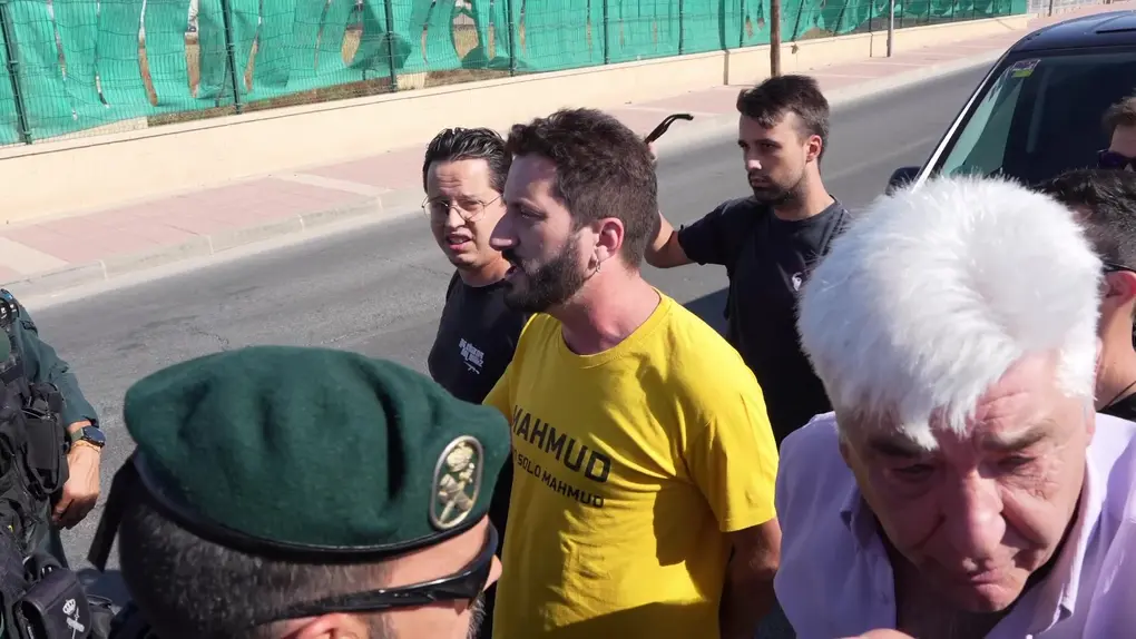 FOTOGRAFÍA. MURCIA (REGIÓN DE MURCIA), 09 DE SEPTIEMBRE DE 2025. El presidente de VOX en la Región de Murcia y portavoz del Grupo Parlamentario de VOX en la  Asamblea Regional de Murcia, José Ángel Antelo Paredes, junto al portavoz nacional de Inmigración, Interior y Seguridad, Samuel Vázquez Álvarez, ha comparecido este miércoles cerca del centro de inmigrantes ilegales Menores Extranjeros No Acompañados (MENA) de la pedanía de Santa Cruz (Murcia), donde un grupo reducido de al menos cinco "idiotas" de izquierda extrema y extrema izquierda se había reunido para intentar romper la atención pacífica a la prensa sobre el cierre de este centro anunciado para septiembre de 2025, gracias a la guerra de VOX contra los negreros del siglo XXI. Lasvocesdelpueblo (Ñ Pueblo)