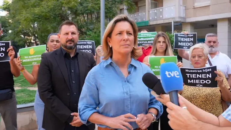 FOTOGRAFÍA. SANTS-MONTJUIC (CIUDAD DE BARCELONA) COMUNIDAD AUTÓNOMA DE CATALUÑA) REINO DE ESPAÑA, 06 DE SEPTIEMBRE DE 2025. La portavoz nacional de Sanidad y diputada de VOX en el Parlamento de Cataluña, María Elisa García Fuster, atiende a los medios de comunicación, después de arropar a los vecinos de la barriada de la Zona Franca (distrito de Sants-Montjuic) en la ciudad Condal, Cataluña, perseguidos, humillados y amedrentados por los grupos invasores islamistas migratorios magrebíes y restos de grupos de soldados de África y resto del planeta a quienes el bipartidismo Partido Popular (PP) y Partido Socialista (PSOE) abrió las puertas de España hasta la fecha. Lasvocesdelpueblo (Ñ Pueblo)