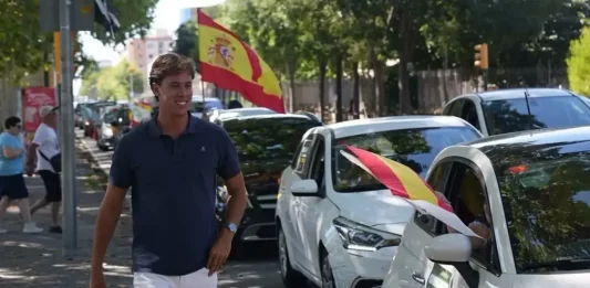 FOTOGRAFÍA. GERONA (CATALUÑA) REINO DE ESPAÑA, 06 DE SEPTIEMBRE DE 2025. Una manifestación motorizada vecinal por la ciudad de Gerona este domingo ha dicho "no" a la Zona de Bajas Emisiones. En ella, Lasvocesdelpueblo ha podido comprobar y registrar la participación activa de varios dirigentes de VOX en esta provincia catalana: el diputado regional y presidente del Comité Ejecutivo Provincial en Gerona, Alberto Tarradas Peneque; el concejal y portavoz del Grupo Municipal de VOX en el Ayuntamiento de Gerona y tesorero del Comité Ejecutivo Provincial, Francisco Javier Domínguez García; el concejal y portavoz del Grupo Municipal de VOX en el Ayuntamiento de Salt (Gerona), Sergi Fabri y Llavero; el concejal y portavoz del Grupo Municipal de VOX en el Ayuntamiento de Roses y Responsable de Organización de VOX Gerona, Ignacio Mulleras Vinzia; entre otros. Lasvocesdelpueblo (Ñ Pueblo)