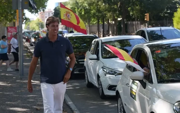 FOTOGRAFÍA. GERONA (CATALUÑA) REINO DE ESPAÑA, 06 DE SEPTIEMBRE DE 2025. Una manifestación motorizada vecinal por la ciudad de Gerona este domingo ha dicho "no" a la Zona de Bajas Emisiones. En ella, Lasvocesdelpueblo ha podido comprobar y registrar la participación activa de varios dirigentes de VOX en esta provincia catalana: el diputado regional y presidente del Comité Ejecutivo Provincial en Gerona, Alberto Tarradas Peneque; el concejal y portavoz del Grupo Municipal de VOX en el Ayuntamiento de Gerona y tesorero del Comité Ejecutivo Provincial, Francisco Javier Domínguez García; el concejal y portavoz del Grupo Municipal de VOX en el Ayuntamiento de Salt (Gerona), Sergi Fabri y Llavero; el concejal y portavoz del Grupo Municipal de VOX en el Ayuntamiento de Roses y Responsable de Organización de VOX Gerona, Ignacio Mulleras Vinzia; entre otros. Lasvocesdelpueblo (Ñ Pueblo)