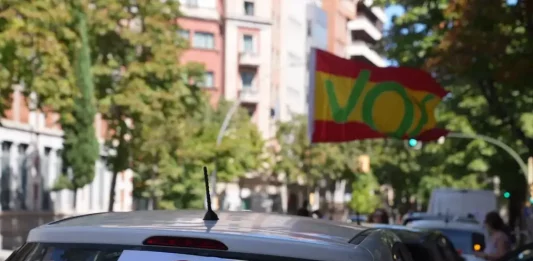 FOTOGRAFÍA. GERONA (CATALUÑA) REINO DE ESPAÑA, 06 DE SEPTIEMBRE DE 2025. Una manifestación motorizada vecinal por la ciudad de Gerona este domingo ha dicho "no" a la Zona de Bajas Emisiones. En ella, Lasvocesdelpueblo ha podido comprobar y registrar la participación activa de varios dirigentes de VOX en esta provincia catalana: el diputado regional y presidente del Comité Ejecutivo Provincial en Gerona, Alberto Tarradas peneque; el concejal y portavoz del Grupo Municipal de VOX en el Ayuntamiento de Gerona y tesorero del Comité Ejecutivo Provincial, Francisco Javier Domínguez García; el concejal y portavoz del Grupo Municipal de VOX en el Ayuntamiento de Salt (Gerona), Sergi Fabri y Llavero; el concejal y portavoz del Grupo Municipal de VOX en el Ayuntamiento de Roses y Responsable de Organización de VOX Gerona, Ignacio Mulleras Vinzia; entre otros.