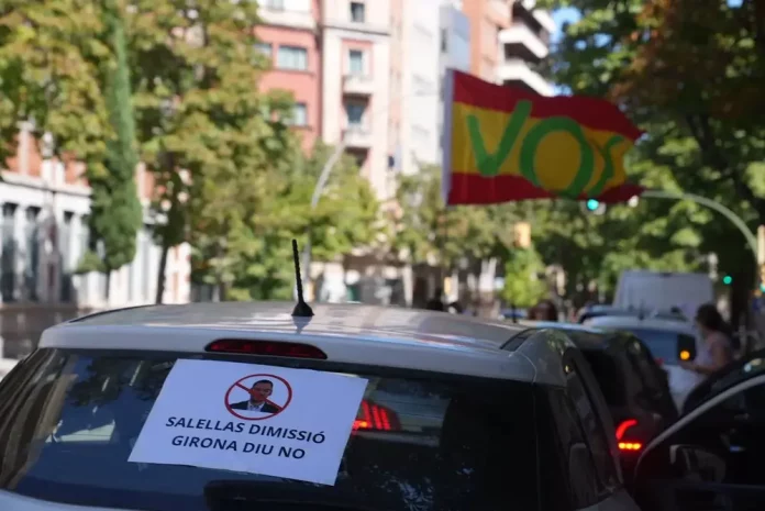 FOTOGRAFÍA. GERONA (CATALUÑA) REINO DE ESPAÑA, 06 DE SEPTIEMBRE DE 2025. Una manifestación motorizada vecinal por la ciudad de Gerona este domingo ha dicho "no" a la Zona de Bajas Emisiones. En ella, Lasvocesdelpueblo ha podido comprobar y registrar la participación activa de varios dirigentes de VOX en esta provincia catalana: el diputado regional y presidente del Comité Ejecutivo Provincial en Gerona, Alberto Tarradas peneque; el concejal y portavoz del Grupo Municipal de VOX en el Ayuntamiento de Gerona y tesorero del Comité Ejecutivo Provincial, Francisco Javier Domínguez García; el concejal y portavoz del Grupo Municipal de VOX en el Ayuntamiento de Salt (Gerona), Sergi Fabri y Llavero; el concejal y portavoz del Grupo Municipal de VOX en el Ayuntamiento de Roses y Responsable de Organización de VOX Gerona, Ignacio Mulleras Vinzia; entre otros.