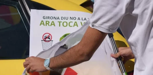 FOTOGRAFÍA. GERONA (CATALUÑA) REINO DE ESPAÑA, 06 DE SEPTIEMBRE DE 2025. Una manifestación motorizada vecinal por la ciudad de Gerona este domingo ha dicho "no" a la Zona de Bajas Emisiones. En ella, Lasvocesdelpueblo ha podido comprobar y registrar la participación activa de varios dirigentes de VOX en esta provincia catalana: el diputado regional y presidente del Comité Ejecutivo Provincial en Gerona, Alberto Tarradas peneque; el concejal y portavoz del Grupo Municipal de VOX en el Ayuntamiento de Gerona y tesorero del Comité Ejecutivo Provincial, Francisco Javier Domínguez García; el concejal y portavoz del Grupo Municipal de VOX en el Ayuntamiento de Salt (Gerona), Sergi Fabri y Llavero; el concejal y portavoz del Grupo Municipal de VOX en el Ayuntamiento de Roses y Responsable de Organización de VOX Gerona, Ignacio Mulleras Vinzia; entre otros.