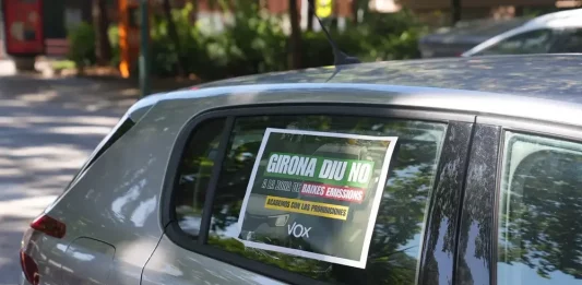 FOTOGRAFÍA. GERONA (CATALUÑA) REINO DE ESPAÑA, 06 DE SEPTIEMBRE DE 2025. Una manifestación motorizada vecinal por la ciudad de Gerona este domingo ha dicho "no" a la Zona de Bajas Emisiones. En ella, Lasvocesdelpueblo ha podido comprobar y registrar la participación activa de varios dirigentes de VOX en esta provincia catalana: el diputado regional y presidente del Comité Ejecutivo Provincial en Gerona, Alberto Tarradas peneque; el concejal y portavoz del Grupo Municipal de VOX en el Ayuntamiento de Gerona y tesorero del Comité Ejecutivo Provincial, Francisco Javier Domínguez García; el concejal y portavoz del Grupo Municipal de VOX en el Ayuntamiento de Salt (Gerona), Sergi Fabri y Llavero; el concejal y portavoz del Grupo Municipal de VOX en el Ayuntamiento de Roses y Responsable de Organización de VOX Gerona, Ignacio Mulleras Vinzia; entre otros.