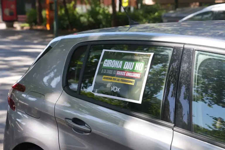 FOTOGRAFÍA. GERONA (CATALUÑA) REINO DE ESPAÑA, 06 DE SEPTIEMBRE DE 2025. Una manifestación motorizada vecinal por la ciudad de Gerona este domingo ha dicho "no" a la Zona de Bajas Emisiones. En ella, Lasvocesdelpueblo ha podido comprobar y registrar la participación activa de varios dirigentes de VOX en esta provincia catalana: el diputado regional y presidente del Comité Ejecutivo Provincial en Gerona, Alberto Tarradas peneque; el concejal y portavoz del Grupo Municipal de VOX en el Ayuntamiento de Gerona y tesorero del Comité Ejecutivo Provincial, Francisco Javier Domínguez García; el concejal y portavoz del Grupo Municipal de VOX en el Ayuntamiento de Salt (Gerona), Sergi Fabri y Llavero; el concejal y portavoz del Grupo Municipal de VOX en el Ayuntamiento de Roses y Responsable de Organización de VOX Gerona, Ignacio Mulleras Vinzia; entre otros.