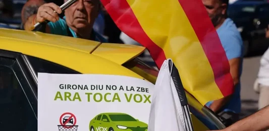FOTOGRAFÍA. GERONA (CATALUÑA) REINO DE ESPAÑA, 06 DE SEPTIEMBRE DE 2025. Una manifestación motorizada vecinal por la ciudad de Gerona este domingo ha dicho "no" a la Zona de Bajas Emisiones. En ella, Lasvocesdelpueblo ha podido comprobar y registrar la participación activa de varios dirigentes de VOX en esta provincia catalana: el diputado regional y presidente del Comité Ejecutivo Provincial en Gerona, Alberto Tarradas peneque; el concejal y portavoz del Grupo Municipal de VOX en el Ayuntamiento de Gerona y tesorero del Comité Ejecutivo Provincial, Francisco Javier Domínguez García; el concejal y portavoz del Grupo Municipal de VOX en el Ayuntamiento de Salt (Gerona), Sergi Fabri y Llavero; el concejal y portavoz del Grupo Municipal de VOX en el Ayuntamiento de Roses y Responsable de Organización de VOX Gerona, Ignacio Mulleras Vinzia; entre otros.