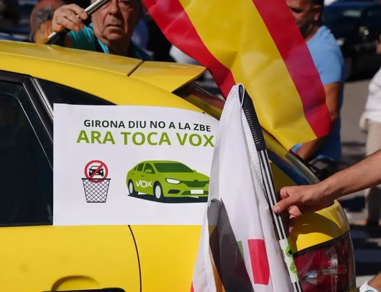 FOTOGRAFÍA. GERONA (CATALUÑA) REINO DE ESPAÑA, 06 DE SEPTIEMBRE DE 2025. Una manifestación motorizada vecinal por la ciudad de Gerona este domingo ha dicho "no" a la Zona de Bajas Emisiones. En ella, Lasvocesdelpueblo ha podido comprobar y registrar la participación activa de varios dirigentes de VOX en esta provincia catalana: el diputado regional y presidente del Comité Ejecutivo Provincial en Gerona, Alberto Tarradas peneque; el concejal y portavoz del Grupo Municipal de VOX en el Ayuntamiento de Gerona y tesorero del Comité Ejecutivo Provincial, Francisco Javier Domínguez García; el concejal y portavoz del Grupo Municipal de VOX en el Ayuntamiento de Salt (Gerona), Sergi Fabri y Llavero; el concejal y portavoz del Grupo Municipal de VOX en el Ayuntamiento de Roses y Responsable de Organización de VOX Gerona, Ignacio Mulleras Vinzia; entre otros.