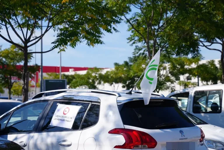 FOTOGRAFÍA. GERONA (CATALUÑA) REINO DE ESPAÑA, 06 DE SEPTIEMBRE DE 2025. Una manifestación motorizada vecinal por la ciudad de Gerona este domingo ha dicho "no" a la Zona de Bajas Emisiones. En ella, Lasvocesdelpueblo ha podido comprobar y registrar la participación activa de varios dirigentes de VOX en esta provincia catalana: el diputado regional y presidente del Comité Ejecutivo Provincial en Gerona, Alberto Tarradas peneque; el concejal y portavoz del Grupo Municipal de VOX en el Ayuntamiento de Gerona y tesorero del Comité Ejecutivo Provincial, Francisco Javier Domínguez García; el concejal y portavoz del Grupo Municipal de VOX en el Ayuntamiento de Salt (Gerona), Sergi Fabri y Llavero; el concejal y portavoz del Grupo Municipal de VOX en el Ayuntamiento de Roses y Responsable de Organización de VOX Gerona, Ignacio Mulleras Vinzia; entre otros.