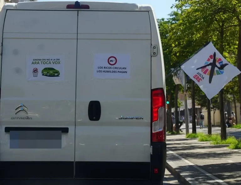 FOTOGRAFÍA. GERONA (CATALUÑA) REINO DE ESPAÑA, 06 DE SEPTIEMBRE DE 2025. Una manifestación motorizada vecinal por la ciudad de Gerona este domingo ha dicho "no" a la Zona de Bajas Emisiones. En ella, Lasvocesdelpueblo ha podido comprobar y registrar la participación activa de varios dirigentes de VOX en esta provincia catalana: el diputado regional y presidente del Comité Ejecutivo Provincial en Gerona, Alberto Tarradas peneque; el concejal y portavoz del Grupo Municipal de VOX en el Ayuntamiento de Gerona y tesorero del Comité Ejecutivo Provincial, Francisco Javier Domínguez García; el concejal y portavoz del Grupo Municipal de VOX en el Ayuntamiento de Salt (Gerona), Sergi Fabri y Llavero; el concejal y portavoz del Grupo Municipal de VOX en el Ayuntamiento de Roses y Responsable de Organización de VOX Gerona, Ignacio Mulleras Vinzia; entre otros.