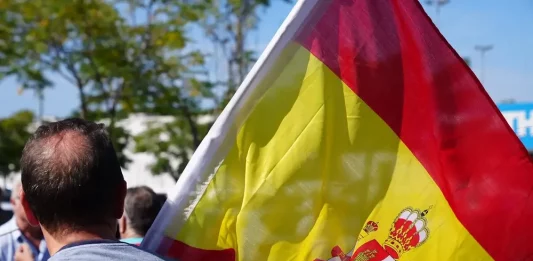 FOTOGRAFÍA. GERONA (CATALUÑA) REINO DE ESPAÑA, 06 DE SEPTIEMBRE DE 2025. Una manifestación motorizada vecinal por la ciudad de Gerona este domingo ha dicho "no" a la Zona de Bajas Emisiones. En ella, Lasvocesdelpueblo ha podido comprobar y registrar la participación activa de varios dirigentes de VOX en esta provincia catalana: el diputado regional y presidente del Comité Ejecutivo Provincial en Gerona, Alberto Tarradas peneque; el concejal y portavoz del Grupo Municipal de VOX en el Ayuntamiento de Gerona y tesorero del Comité Ejecutivo Provincial, Francisco Javier Domínguez García; el concejal y portavoz del Grupo Municipal de VOX en el Ayuntamiento de Salt (Gerona), Sergi Fabri y Llavero; el concejal y portavoz del Grupo Municipal de VOX en el Ayuntamiento de Roses y Responsable de Organización de VOX Gerona, Ignacio Mulleras Vinzia; entre otros.