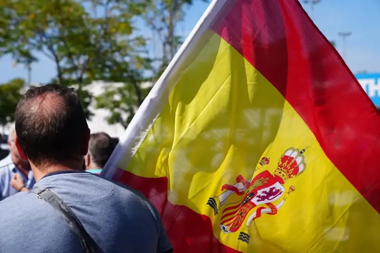 FOTOGRAFÍA. GERONA (CATALUÑA) REINO DE ESPAÑA, 06 DE SEPTIEMBRE DE 2025. Una manifestación motorizada vecinal por la ciudad de Gerona este domingo ha dicho "no" a la Zona de Bajas Emisiones. En ella, Lasvocesdelpueblo ha podido comprobar y registrar la participación activa de varios dirigentes de VOX en esta provincia catalana: el diputado regional y presidente del Comité Ejecutivo Provincial en Gerona, Alberto Tarradas peneque; el concejal y portavoz del Grupo Municipal de VOX en el Ayuntamiento de Gerona y tesorero del Comité Ejecutivo Provincial, Francisco Javier Domínguez García; el concejal y portavoz del Grupo Municipal de VOX en el Ayuntamiento de Salt (Gerona), Sergi Fabri y Llavero; el concejal y portavoz del Grupo Municipal de VOX en el Ayuntamiento de Roses y Responsable de Organización de VOX Gerona, Ignacio Mulleras Vinzia; entre otros.