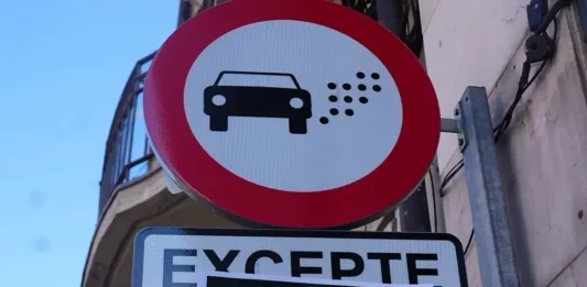 FOTOGRAFÍA. GERONA (CATALUÑA) REINO DE ESPAÑA, 06 DE SEPTIEMBRE DE 2025. Una manifestación motorizada vecinal por la ciudad de Gerona este domingo ha dicho "no" a la Zona de Bajas Emisiones. En ella, Lasvocesdelpueblo ha podido comprobar y registrar la participación activa de varios dirigentes de VOX en esta provincia catalana: el diputado regional y presidente del Comité Ejecutivo Provincial en Gerona, Alberto Tarradas peneque; el concejal y portavoz del Grupo Municipal de VOX en el Ayuntamiento de Gerona y tesorero del Comité Ejecutivo Provincial, Francisco Javier Domínguez García; el concejal y portavoz del Grupo Municipal de VOX en el Ayuntamiento de Salt (Gerona), Sergi Fabri y Llavero; el concejal y portavoz del Grupo Municipal de VOX en el Ayuntamiento de Roses y Responsable de Organización de VOX Gerona, Ignacio Mulleras Vinzia; entre otros.