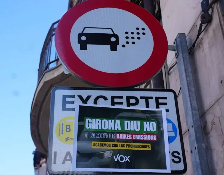 FOTOGRAFÍA. GERONA (CATALUÑA) REINO DE ESPAÑA, 06 DE SEPTIEMBRE DE 2025. Una manifestación motorizada vecinal por la ciudad de Gerona este domingo ha dicho "no" a la Zona de Bajas Emisiones. En ella, Lasvocesdelpueblo ha podido comprobar y registrar la participación activa de varios dirigentes de VOX en esta provincia catalana: el diputado regional y presidente del Comité Ejecutivo Provincial en Gerona, Alberto Tarradas peneque; el concejal y portavoz del Grupo Municipal de VOX en el Ayuntamiento de Gerona y tesorero del Comité Ejecutivo Provincial, Francisco Javier Domínguez García; el concejal y portavoz del Grupo Municipal de VOX en el Ayuntamiento de Salt (Gerona), Sergi Fabri y Llavero; el concejal y portavoz del Grupo Municipal de VOX en el Ayuntamiento de Roses y Responsable de Organización de VOX Gerona, Ignacio Mulleras Vinzia; entre otros.