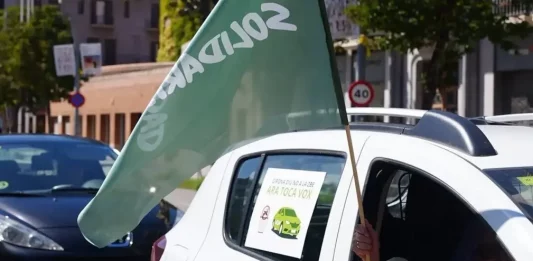 FOTOGRAFÍA. GERONA (CATALUÑA) REINO DE ESPAÑA, 06 DE SEPTIEMBRE DE 2025. Una manifestación motorizada vecinal por la ciudad de Gerona este domingo ha dicho "no" a la Zona de Bajas Emisiones. En ella, Lasvocesdelpueblo ha podido comprobar y registrar la participación activa de varios dirigentes de VOX en esta provincia catalana: el diputado regional y presidente del Comité Ejecutivo Provincial en Gerona, Alberto Tarradas peneque; el concejal y portavoz del Grupo Municipal de VOX en el Ayuntamiento de Gerona y tesorero del Comité Ejecutivo Provincial, Francisco Javier Domínguez García; el concejal y portavoz del Grupo Municipal de VOX en el Ayuntamiento de Salt (Gerona), Sergi Fabri y Llavero; el concejal y portavoz del Grupo Municipal de VOX en el Ayuntamiento de Roses y Responsable de Organización de VOX Gerona, Ignacio Mulleras Vinzia; entre otros.