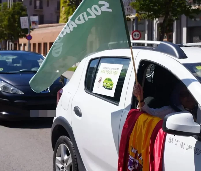 FOTOGRAFÍA. GERONA (CATALUÑA) REINO DE ESPAÑA, 06 DE SEPTIEMBRE DE 2025. Una manifestación motorizada vecinal por la ciudad de Gerona este domingo ha dicho "no" a la Zona de Bajas Emisiones. En ella, Lasvocesdelpueblo ha podido comprobar y registrar la participación activa de varios dirigentes de VOX en esta provincia catalana: el diputado regional y presidente del Comité Ejecutivo Provincial en Gerona, Alberto Tarradas peneque; el concejal y portavoz del Grupo Municipal de VOX en el Ayuntamiento de Gerona y tesorero del Comité Ejecutivo Provincial, Francisco Javier Domínguez García; el concejal y portavoz del Grupo Municipal de VOX en el Ayuntamiento de Salt (Gerona), Sergi Fabri y Llavero; el concejal y portavoz del Grupo Municipal de VOX en el Ayuntamiento de Roses y Responsable de Organización de VOX Gerona, Ignacio Mulleras Vinzia; entre otros.