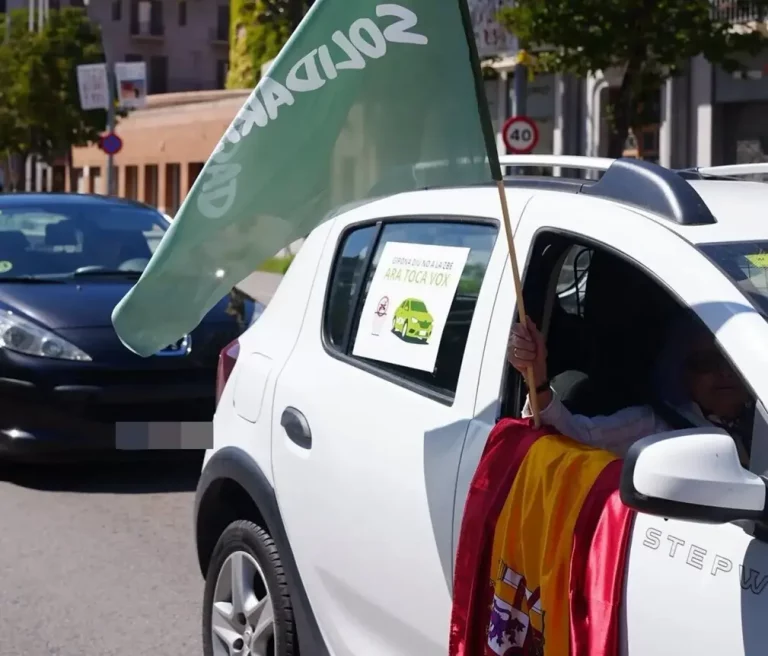 FOTOGRAFÍA. GERONA (CATALUÑA) REINO DE ESPAÑA, 06 DE SEPTIEMBRE DE 2025. Una manifestación motorizada vecinal por la ciudad de Gerona este domingo ha dicho "no" a la Zona de Bajas Emisiones. En ella, Lasvocesdelpueblo ha podido comprobar y registrar la participación activa de varios dirigentes de VOX en esta provincia catalana: el diputado regional y presidente del Comité Ejecutivo Provincial en Gerona, Alberto Tarradas peneque; el concejal y portavoz del Grupo Municipal de VOX en el Ayuntamiento de Gerona y tesorero del Comité Ejecutivo Provincial, Francisco Javier Domínguez García; el concejal y portavoz del Grupo Municipal de VOX en el Ayuntamiento de Salt (Gerona), Sergi Fabri y Llavero; el concejal y portavoz del Grupo Municipal de VOX en el Ayuntamiento de Roses y Responsable de Organización de VOX Gerona, Ignacio Mulleras Vinzia; entre otros.