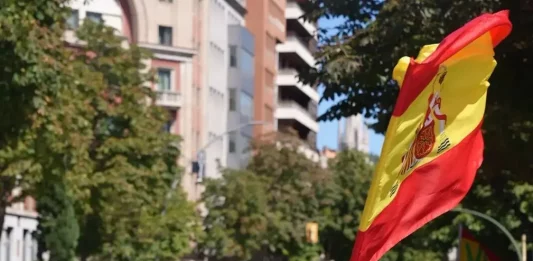 FOTOGRAFÍA. GERONA (CATALUÑA) REINO DE ESPAÑA, 06 DE SEPTIEMBRE DE 2025. Una manifestación motorizada vecinal por la ciudad de Gerona este domingo ha dicho "no" a la Zona de Bajas Emisiones. En ella, Lasvocesdelpueblo ha podido comprobar y registrar la participación activa de varios dirigentes de VOX en esta provincia catalana: el diputado regional y presidente del Comité Ejecutivo Provincial en Gerona, Alberto Tarradas peneque; el concejal y portavoz del Grupo Municipal de VOX en el Ayuntamiento de Gerona y tesorero del Comité Ejecutivo Provincial, Francisco Javier Domínguez García; el concejal y portavoz del Grupo Municipal de VOX en el Ayuntamiento de Salt (Gerona), Sergi Fabri y Llavero; el concejal y portavoz del Grupo Municipal de VOX en el Ayuntamiento de Roses y Responsable de Organización de VOX Gerona, Ignacio Mulleras Vinzia; entre otros.