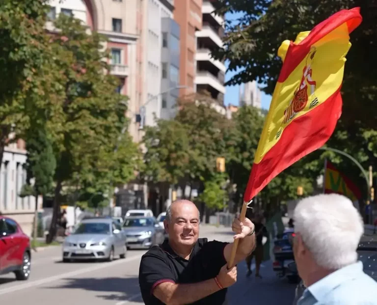 FOTOGRAFÍA. GERONA (CATALUÑA) REINO DE ESPAÑA, 06 DE SEPTIEMBRE DE 2025. Una manifestación motorizada vecinal por la ciudad de Gerona este domingo ha dicho "no" a la Zona de Bajas Emisiones. En ella, Lasvocesdelpueblo ha podido comprobar y registrar la participación activa de varios dirigentes de VOX en esta provincia catalana: el diputado regional y presidente del Comité Ejecutivo Provincial en Gerona, Alberto Tarradas peneque; el concejal y portavoz del Grupo Municipal de VOX en el Ayuntamiento de Gerona y tesorero del Comité Ejecutivo Provincial, Francisco Javier Domínguez García; el concejal y portavoz del Grupo Municipal de VOX en el Ayuntamiento de Salt (Gerona), Sergi Fabri y Llavero; el concejal y portavoz del Grupo Municipal de VOX en el Ayuntamiento de Roses y Responsable de Organización de VOX Gerona, Ignacio Mulleras Vinzia; entre otros.