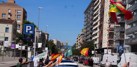 FOTOGRAFÍA. GERONA (CATALUÑA) REINO DE ESPAÑA, 06 DE SEPTIEMBRE DE 2025. Una manifestación motorizada vecinal por la ciudad de Gerona este domingo ha dicho "no" a la Zona de Bajas Emisiones. En ella, Lasvocesdelpueblo ha podido comprobar y registrar la participación activa de varios dirigentes de VOX en esta provincia catalana: el diputado regional y presidente del Comité Ejecutivo Provincial en Gerona, Alberto Tarradas peneque; el concejal y portavoz del Grupo Municipal de VOX en el Ayuntamiento de Gerona y tesorero del Comité Ejecutivo Provincial, Francisco Javier Domínguez García; el concejal y portavoz del Grupo Municipal de VOX en el Ayuntamiento de Salt (Gerona), Sergi Fabri y Llavero; el concejal y portavoz del Grupo Municipal de VOX en el Ayuntamiento de Roses y Responsable de Organización de VOX Gerona, Ignacio Mulleras Vinzia; entre otros.
