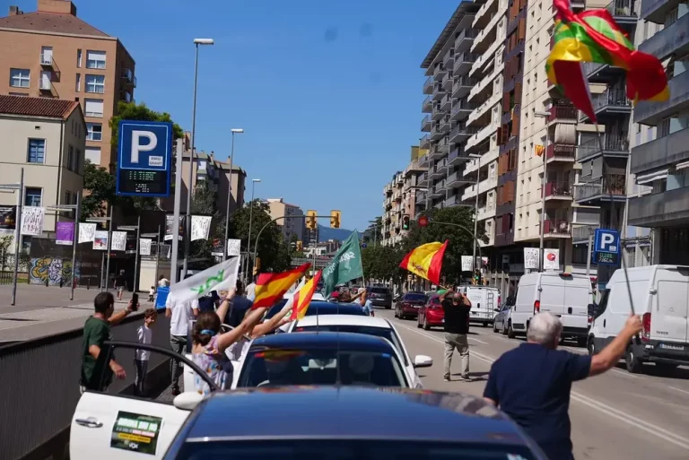 FOTOGRAFÍA. GERONA (CATALUÑA) REINO DE ESPAÑA, 06 DE SEPTIEMBRE DE 2025. Una manifestación motorizada vecinal por la ciudad de Gerona este domingo ha dicho "no" a la Zona de Bajas Emisiones. En ella, Lasvocesdelpueblo ha podido comprobar y registrar la participación activa de varios dirigentes de VOX en esta provincia catalana: el diputado regional y presidente del Comité Ejecutivo Provincial en Gerona, Alberto Tarradas peneque; el concejal y portavoz del Grupo Municipal de VOX en el Ayuntamiento de Gerona y tesorero del Comité Ejecutivo Provincial, Francisco Javier Domínguez García; el concejal y portavoz del Grupo Municipal de VOX en el Ayuntamiento de Salt (Gerona), Sergi Fabri y Llavero; el concejal y portavoz del Grupo Municipal de VOX en el Ayuntamiento de Roses y Responsable de Organización de VOX Gerona, Ignacio Mulleras Vinzia; entre otros.